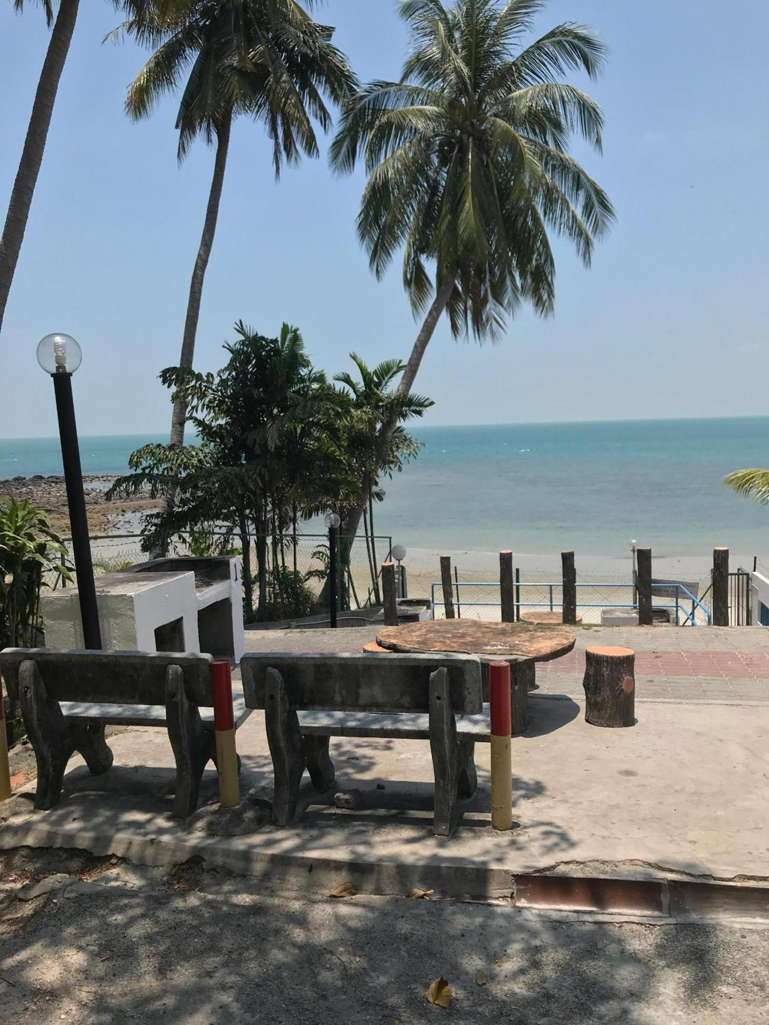 Newly Renovated Comfy Beachfront View At Seri Bulan Port Dickson Extérieur photo