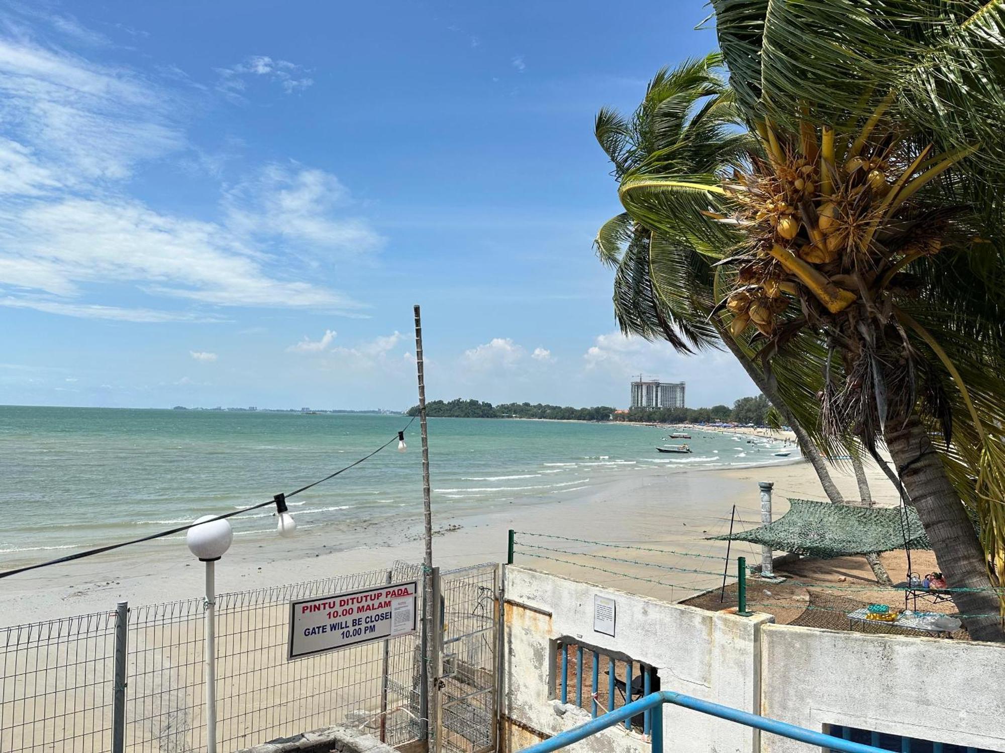 Newly Renovated Comfy Beachfront View At Seri Bulan Port Dickson Extérieur photo